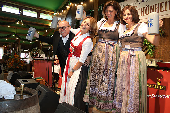 Auf der Oiden Wiesn gab es um 13 Uhr noch einen Anstich - Ilse Aigner und ihr Nockherberg Double traten auf (©Foto: Martin Schmitz)